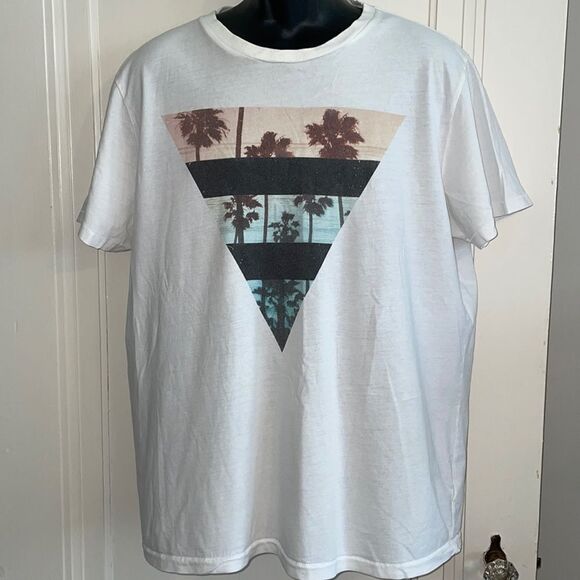 Aeropostale beach & palm tree theme T-shirt - Picture 1 of 8